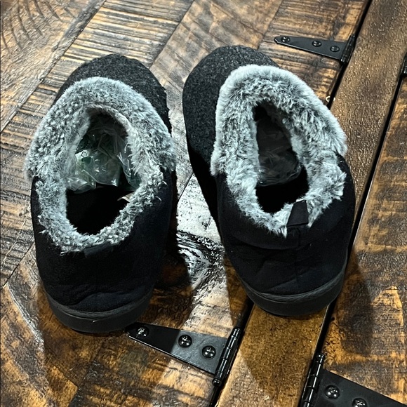 Cozy Gray Women's Slippers - Picture 4 of 6